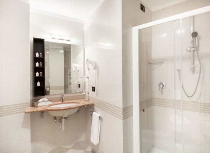 Bedroom 5, Grand Hotel Spiaggia, Savona