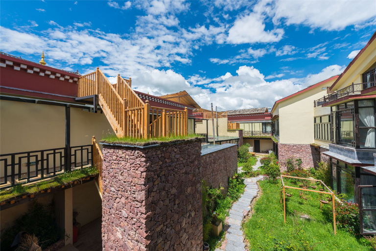 Exterior & Views 2, Blossom Hill Inn, Dêqên Tibetan