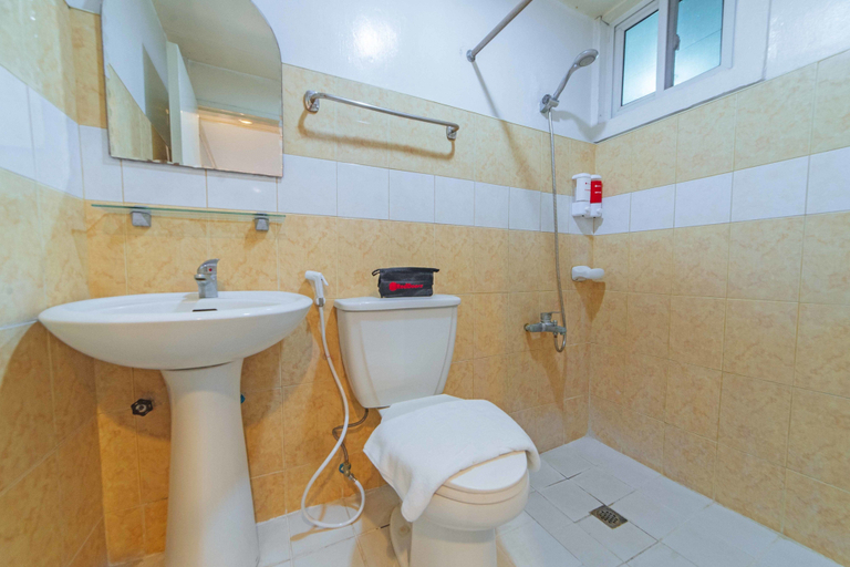 Bathroom 5, RedDoorz Premium @ Clarkview Angeles City, Angeles City