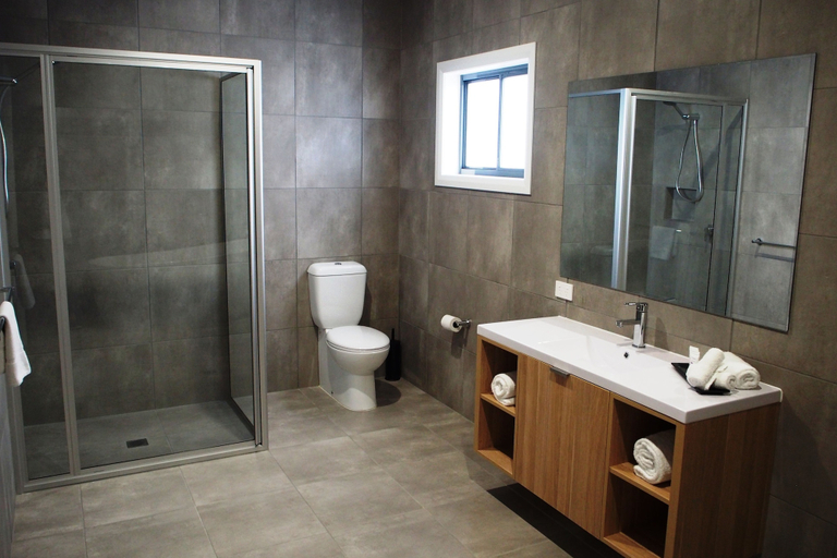 Bathroom 4, Euston Motel, Balranald