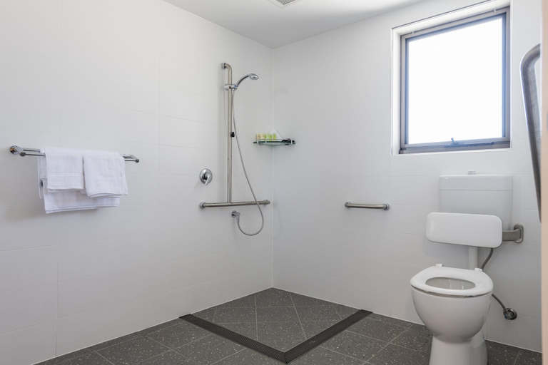 Bathroom 4, Club Maclean Motel, Clarence Valley- Coast
