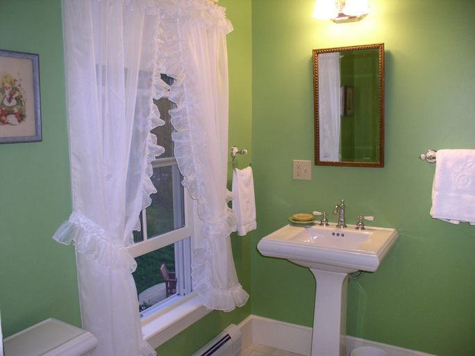 Bathroom 4, Elsa's Inn on the Harbor, Hancock