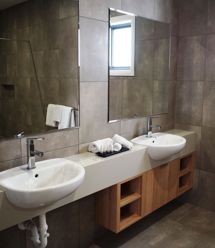Bathroom 5, Euston Motel, Balranald