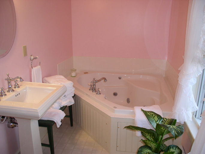 Bathroom 4, Elsa's Inn on the Harbor, Hancock