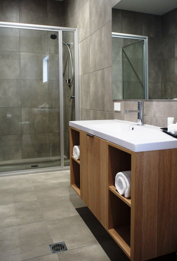 Bathroom 5, Euston Motel, Balranald