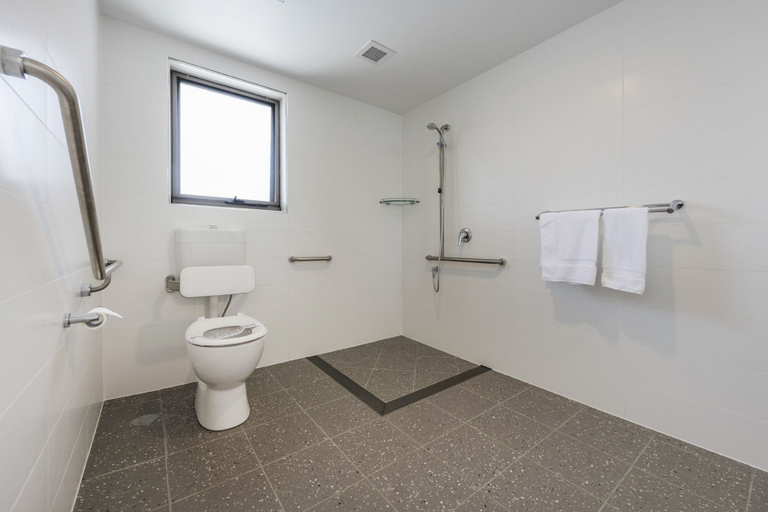 Bathroom 3, Club Maclean Motel, Clarence Valley- Coast