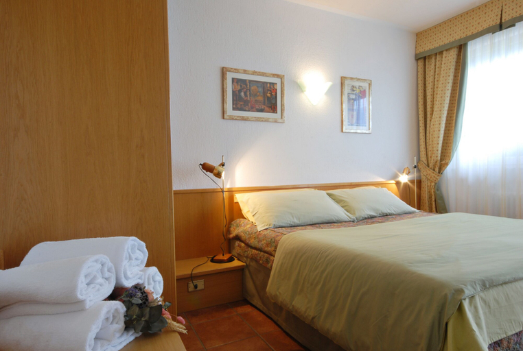 Bedroom 2, La Roche Hotel Appartments, Aosta