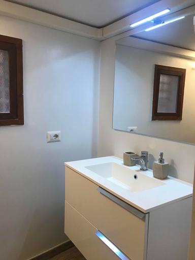 Bathroom 5, Abagnale Home Montecitorio, Rome