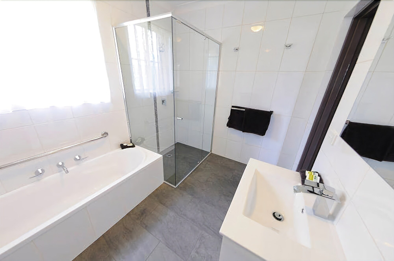 Bathroom 4, Greenvale Holiday Units, Mansfield