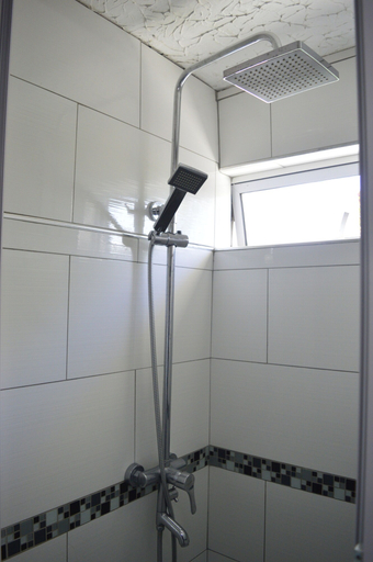 Bathroom 5, La Joliette Bungalow - Opposite Pereybere Beach