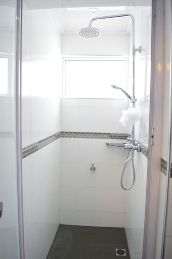 Bathroom 5, La Joliette Bungalow - Opposite Pereybere Beach