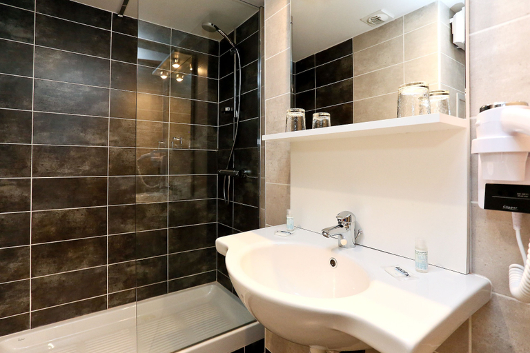 Bathroom 4, Hôtel Hoche, Alpes-Maritimes