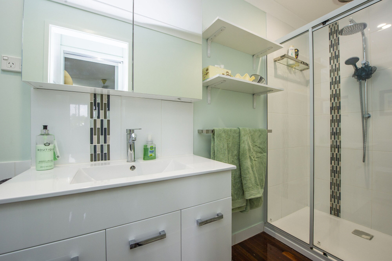 Bathroom 3, Ludbrookes, Magnetic Island