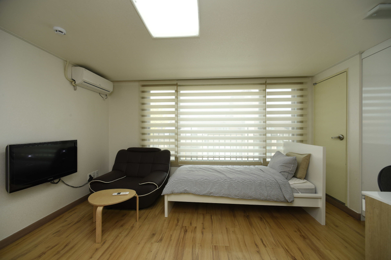 Bedroom 2, Y Blue, Seocho