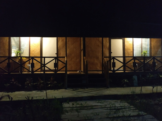 Nelmann's Nipa Huts, San Vicente