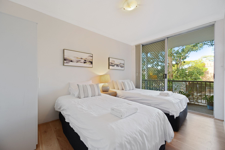 Bedroom 2, HomeHotel - Luxury Close to Train Station, Sydney