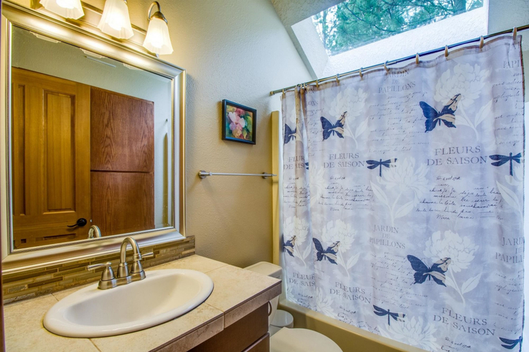 Bathroom, East Butte 5, Deschutes