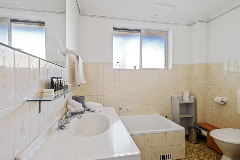 Bathroom, HomeHotel - Luxury Close to Train Station, Sydney