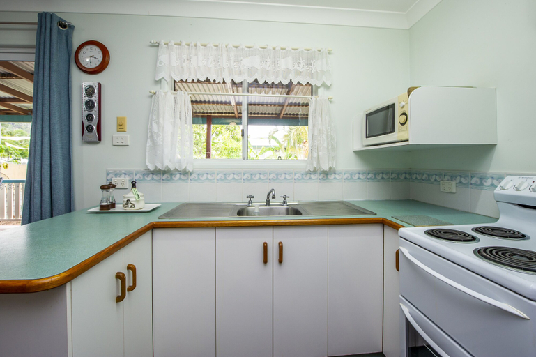 Others 4, Ludbrookes, Magnetic Island