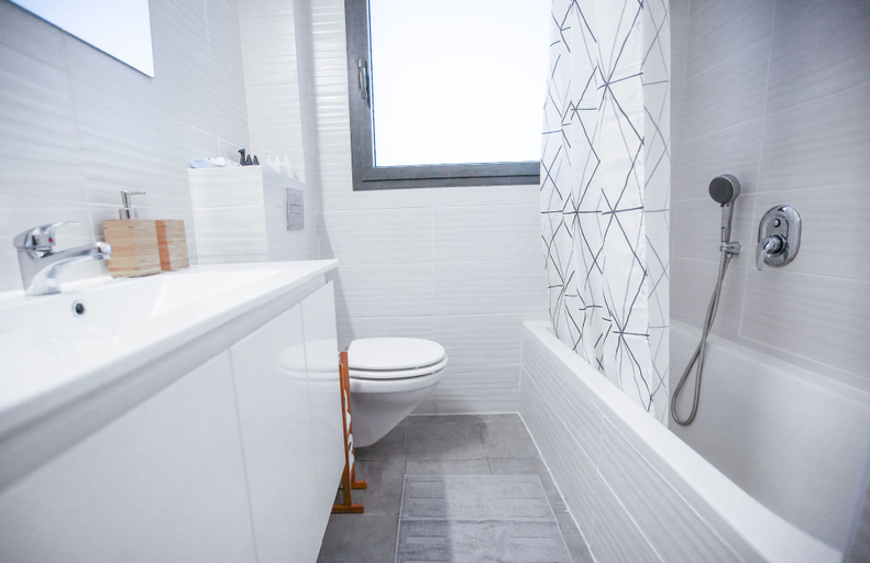 Bathroom 5, CTLV - Tchernikhovski 19