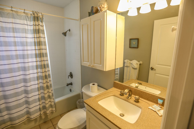 Bathroom 4, Island Winds 303, Lee
