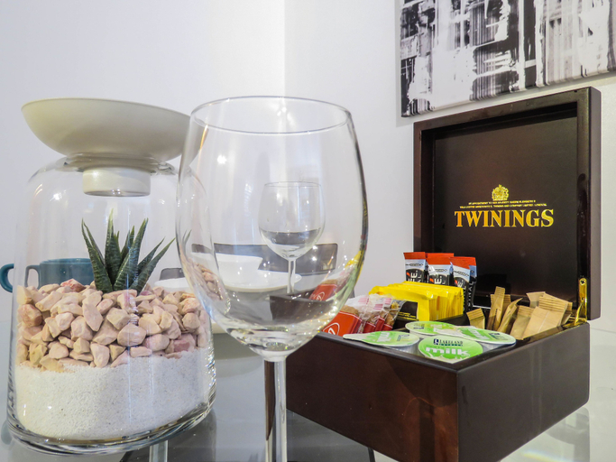 Food & Drinks 5, Tudors eSuites Birmingham Canalside Apartments, Birmingham