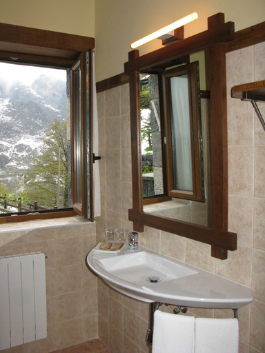 Bathroom 4, La Posada de Cucayo, Cantabria