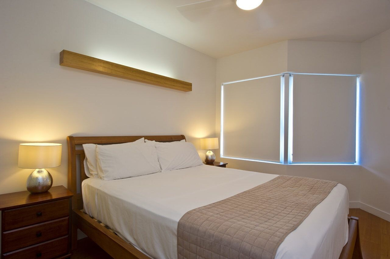 Bedroom 2, Maggies Beachfront Apt. 3, Magnetic Island