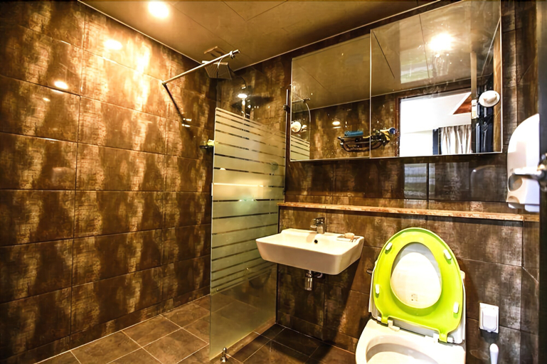 Bathroom 4, Arahouse Pension, Haeundae