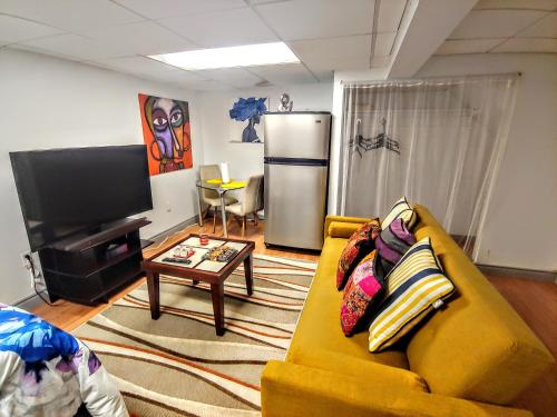 Cosy studio apartment within a house with private washroom., Niagara