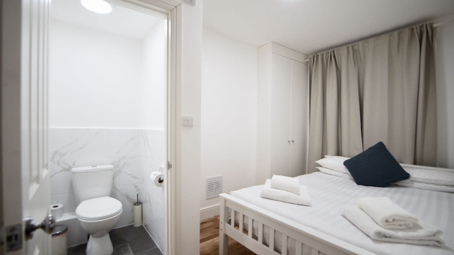 Bathroom 4, Ifield Road, London