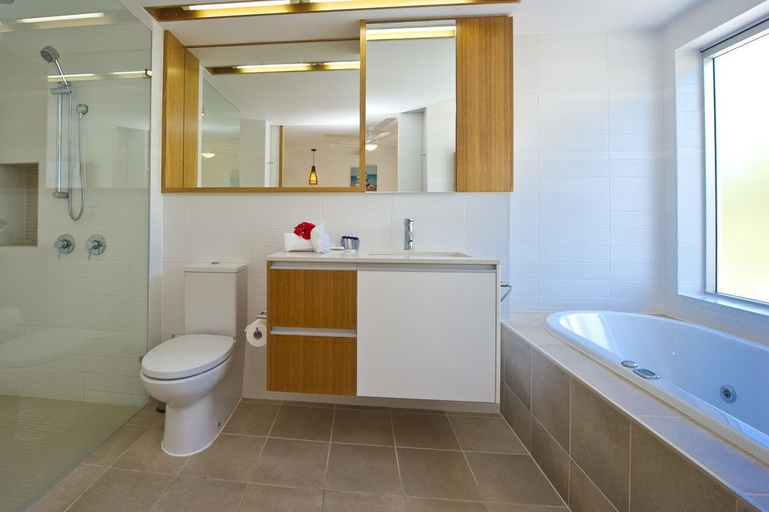 Bathroom 3, Maggies Beachfront Apt. 3, Magnetic Island
