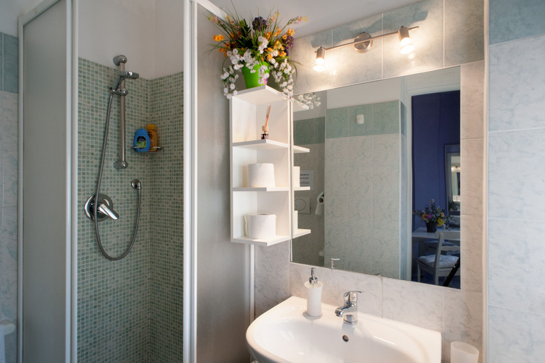 Bathroom 5, Interno 9, Rome