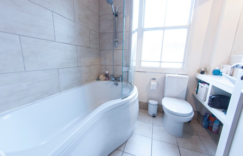 Bathroom 1, Charming 1-br Upper Holloway Flat For 2, London