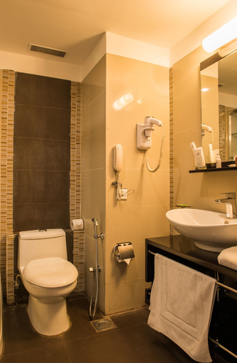 Bathroom 5, The Red Maple, Indore