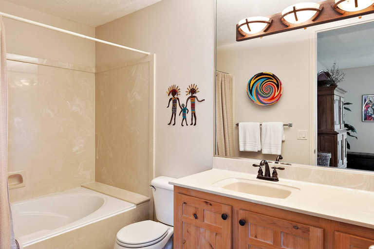 Bathroom 2, Sunny Palms #1908, Washington