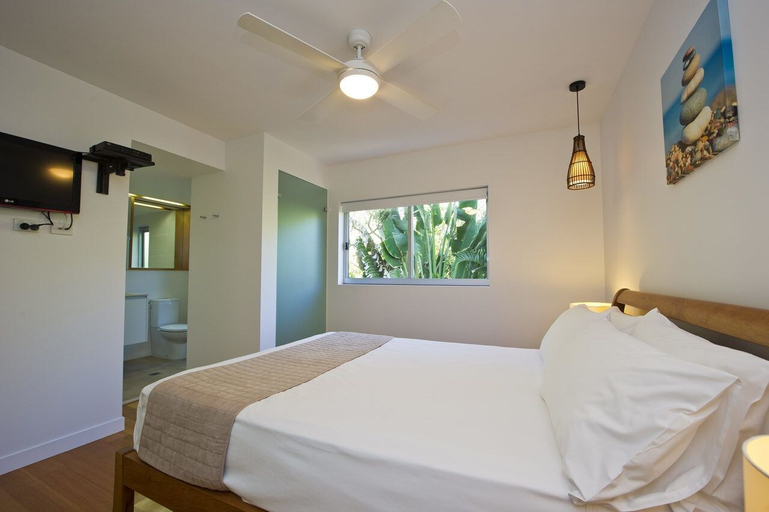 Bedroom 2, Maggies Beachfront Apt. 13, Magnetic Island