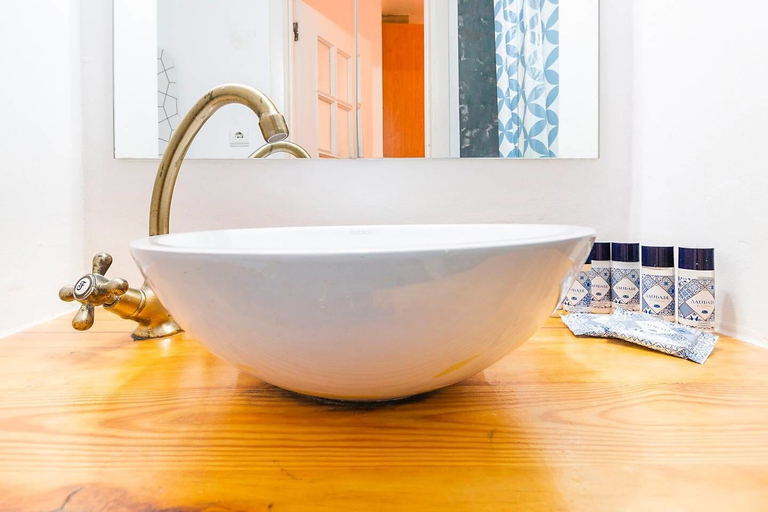 Bathroom 4, Cosy Apartment in Santos, Lisbon