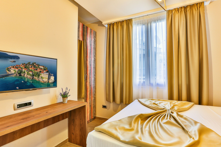 Bedroom 3, Sunset Hotel