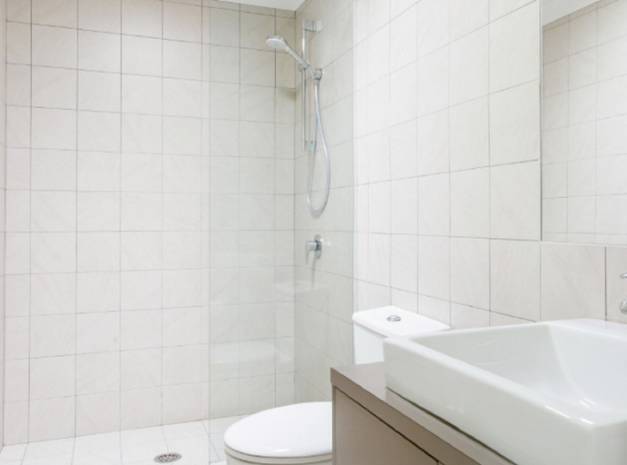 Bathroom 5, The Den, Byron