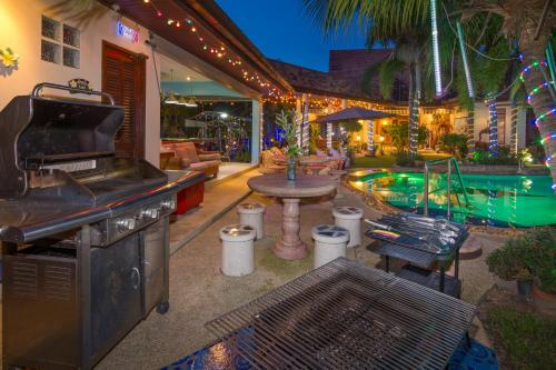 Relaxing Palm Pool Villa and Tropical Garden, Bang Lamung
