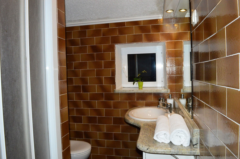 Bathroom 5, Apartments Ana Zaboric, 50 m od sljuncane plaze, Šibenik