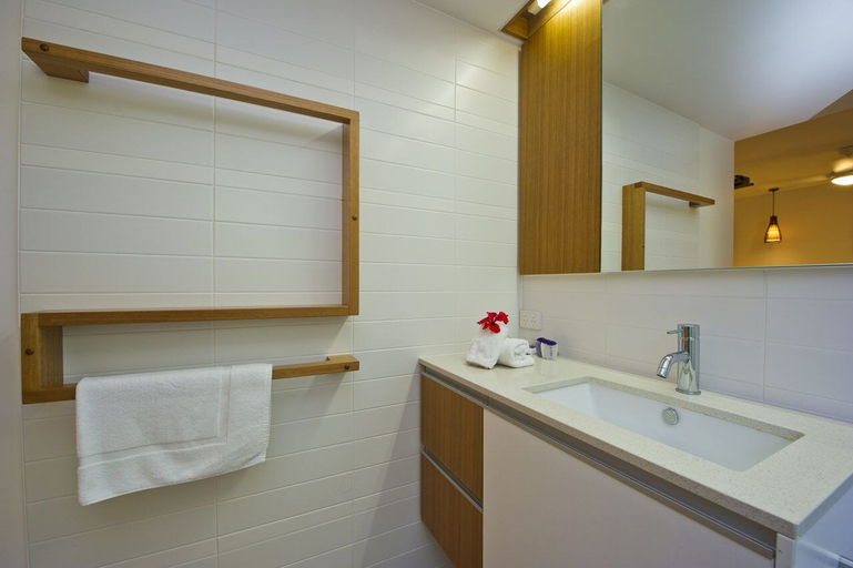 Bathroom, Maggies Beachfront Apt. 4, Magnetic Island