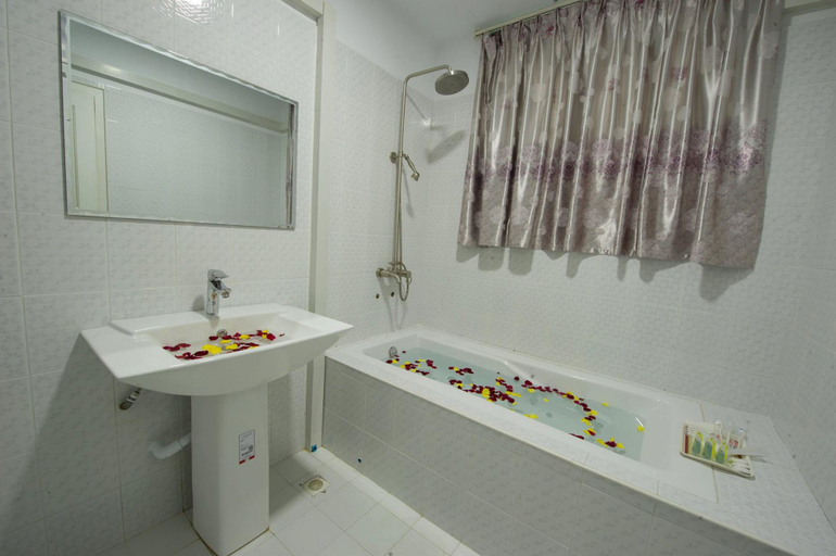 Bathroom 5, Taw Win Myanmar Hotel, Mandalay