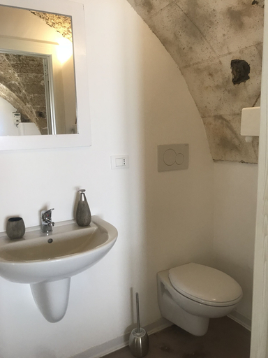 Bathroom 3, Cortellenica, Lecce