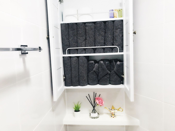 Bathroom 2, Kiki House 3, Mapo