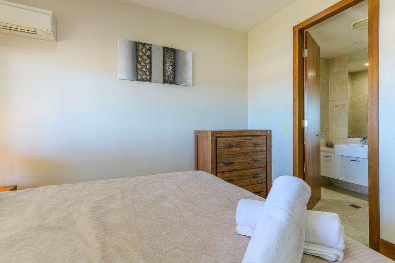 Bedroom 3, Santai Retreat Luxury One Bedroom, Tweed Heads
