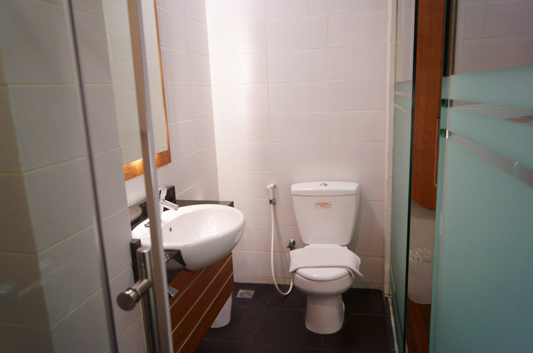 Bathroom 5, Citihub Hotel @Mayjen, Surabaya