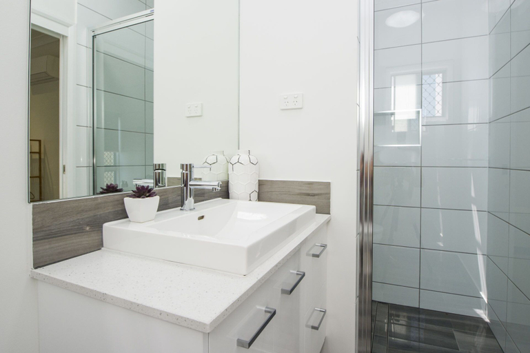 Bathroom 3, Magnetic Daze, Magnetic Island