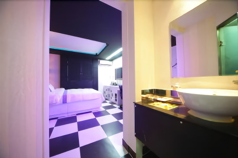 Luxury JJAK Hotel, Nam